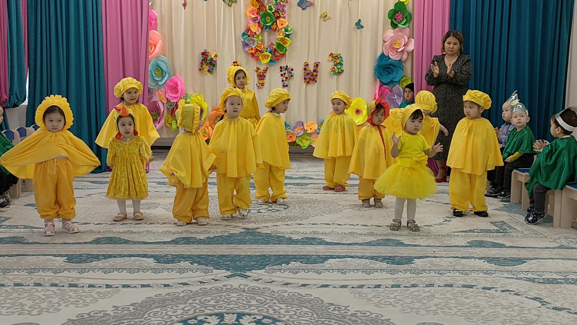 Кіші "Балапан" тобының "Әркімнің өз анасы бар" атты аналар мерекесіне арналған ертеңгілігі