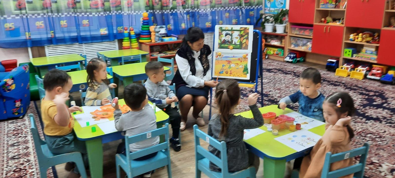 Ұйымдастырылған іс-әрекет. Тақырыбы: Алтын күз.Мақсаты:Балалардың күзгі табиғат құбылыстары ерекшеліктерін әсерлі қабылдай білуін қалыптастыру. Куздің бейнесін салу барысында  жапырақтарды қылқаламмен ұшын басып жағу тәсілімен салуды үйрету.