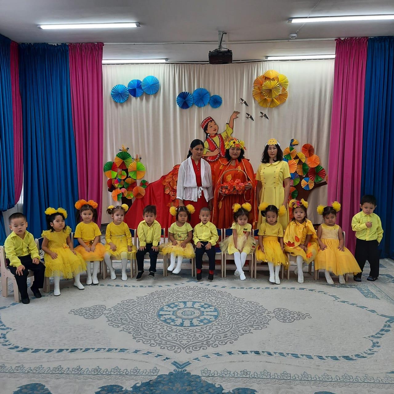 Тақырыбы:"Қош келдің Алтын күз" Ортаңғы "Қарлығаш" тобының күзге арналған мерекелік ертеңгілігі.