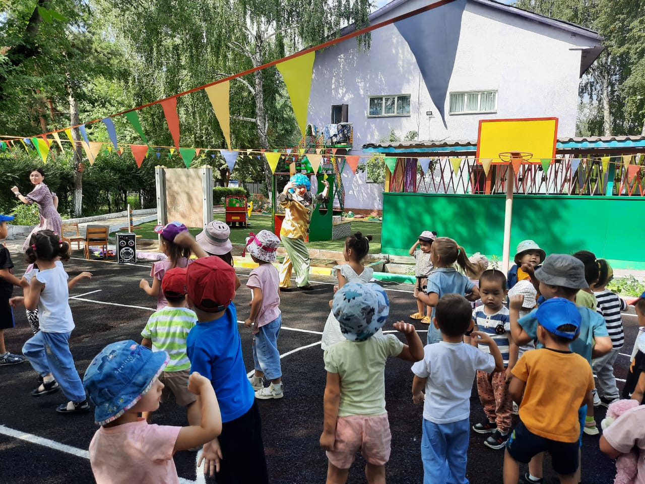 Жазғы сауықтыру кезеңі. Тақырыбы: "Циркті жақсы көреміз" Тәрбиеші : Қыдырбек Қ. Қ
