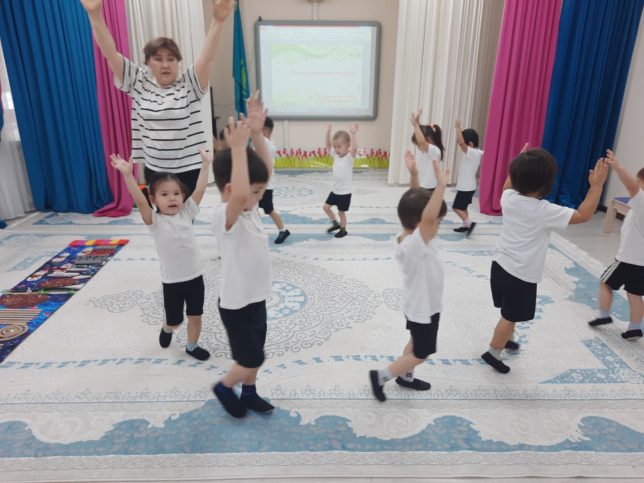 Ашық ұйымдастырылған іс- әрекеттің тақырыбы: ‘’Шынықсаң шымыр боларсың.’’ Мақсаты: Балалардың денесін шынықтыруға, денсаулығын нығайтуға, дұрыс өсіп қалыптасуға үйрету. Қызықты, көңілді ойындарды пайдалану арқылы балалардың ұйымдастырылған  іс-әрек