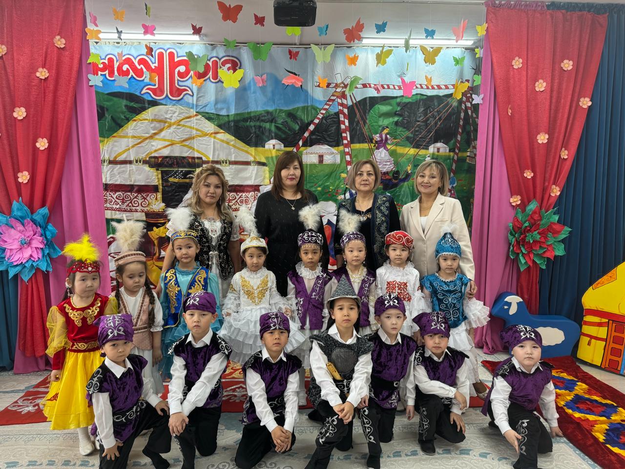 Әз-Наурыз қош келдің!  Қазақтың ұлттық ойындары "Қыз қуу" "Ханталапай" Мектепалды "Жұлдыз" тобының тәрбиешілері: Джилгельдиева Н.А. Салибекова А.А